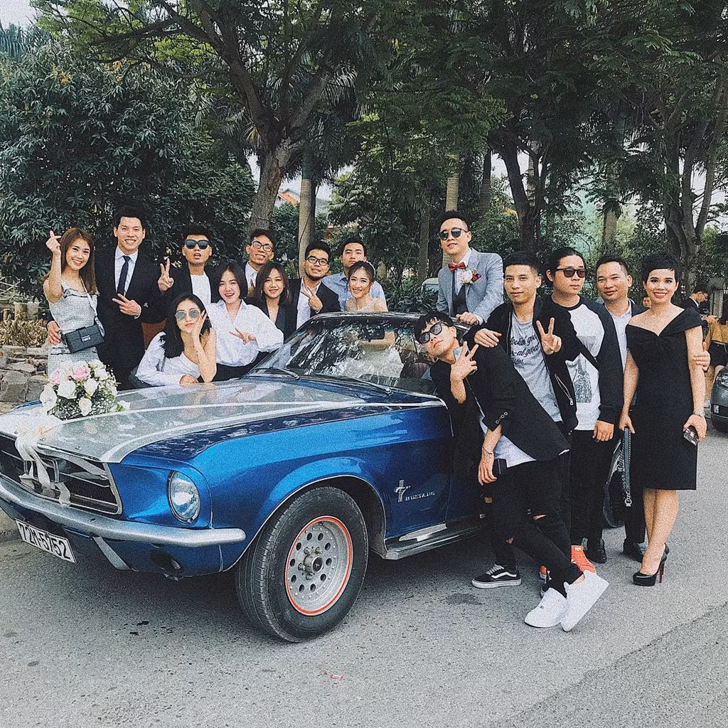 Hot girl Ngọc Thảo tích cực chia sẻ ảnh chụp trong lễ ăn hỏi của JustaTee tại Instagram. Nhiều người nhanh chóng nhận ra cô xuất hiện tình tứ bên bạn trai tin đồn C.N.