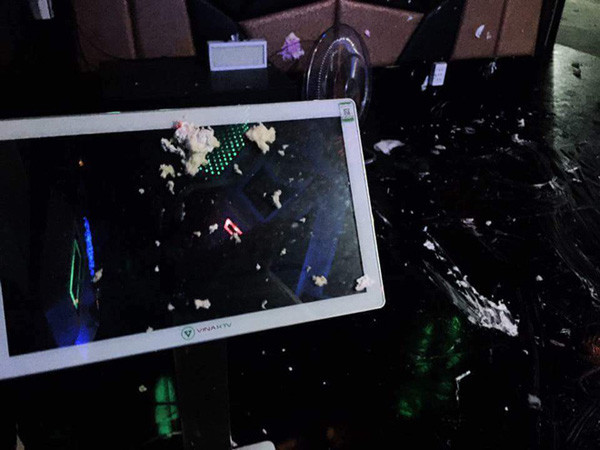 Sự việc sau khi được chia sẻ đã thu hút sự quan tâm của nhiều người. Hầu hết ai cũng bất bình về thái độ vô ý thức của những người khách. Nhiều người góp ý, chủ quán nên phạt thật nặng những nhóm khách như vậy, không phải bỏ tiền ra thuê thì muốn làm gì cũng được.