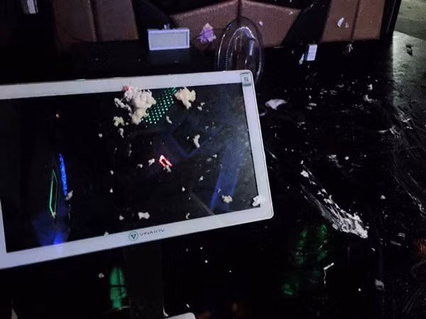 Sự việc sau khi được chia sẻ đã thu hút sự quan tâm của nhiều người. Hầu hết ai cũng bất bình về thái độ vô ý thức của những người khách. Nhiều người góp ý, chủ quán nên phạt thật nặng những nhóm khách như vậy, không phải bỏ tiền ra thuê thì muốn làm gì cũng được.