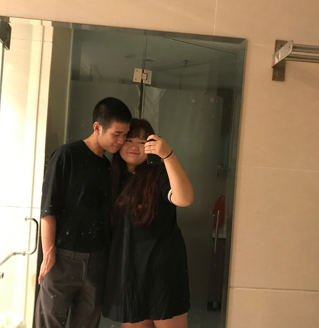 Hay như chuyện cân nặng của Chiêu Quân, trước khi yêu nhau cô nặng 133 kg sau đó giảm xuống còn 109 kg. Tới khi thành đôi với Thiêm Dực, anh đã “chăm” cho cô lên thành 115 kg. Hai người thường xuyên đăng những khoảnh khắc tình cảm lên mạng xã hội.