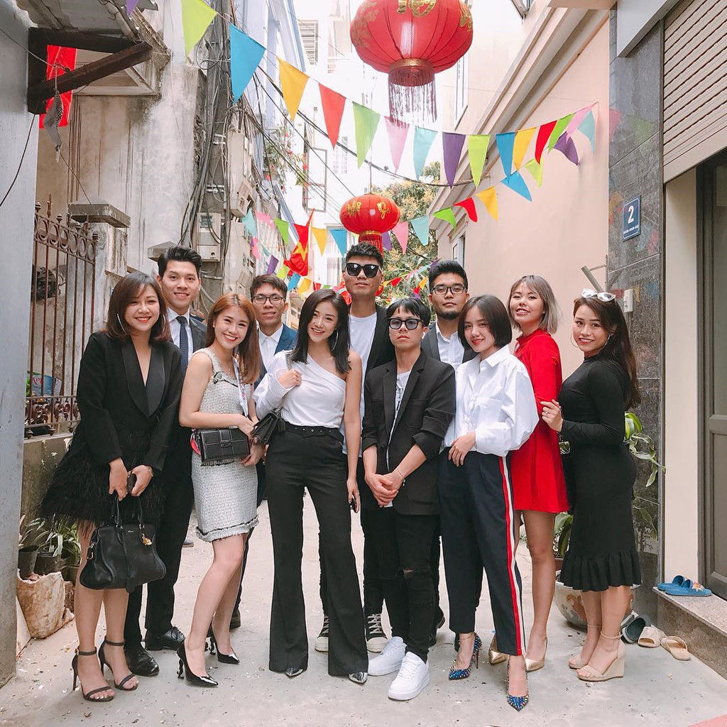 Thêm khung hình Ngọc Thảo và bạn trai tin đồn C.N. đứng cạnh nhau.