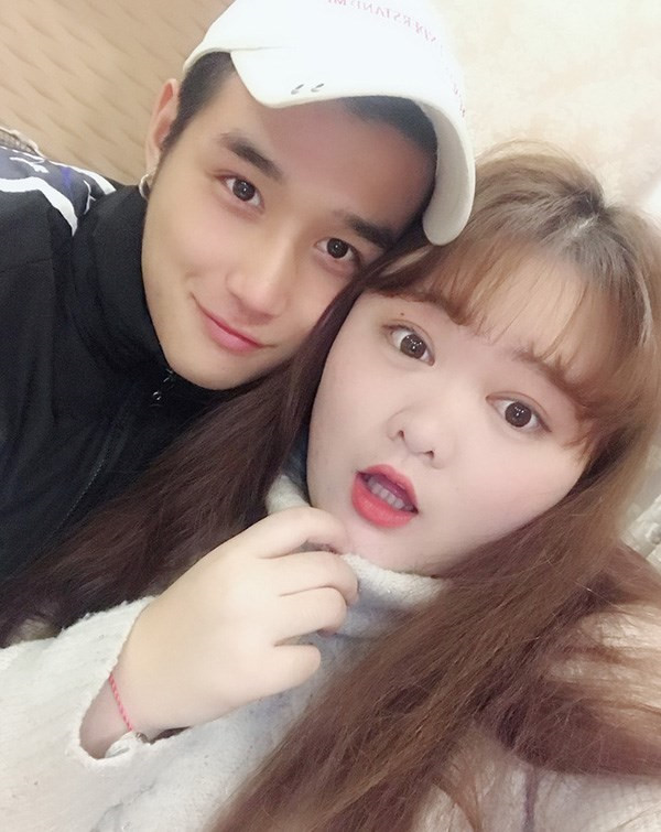 Đôi trẻ gặp gỡ và yêu nhau từ năm 19 tuổi. Nhiều người thường có những lời châm chọc, chê bai, cho rằng gia đình Chiêu Quân rất giàu mới khiến cô "cưa” được chàng hot boy hay hai người chỉ đang làm màu để được nổi tiếng. Bất chấp bao lời ác ý, họ vẫn hạnh phúc sau hai năm bên nhau như ngầm chứng minh tình yêu chân thành của mình.