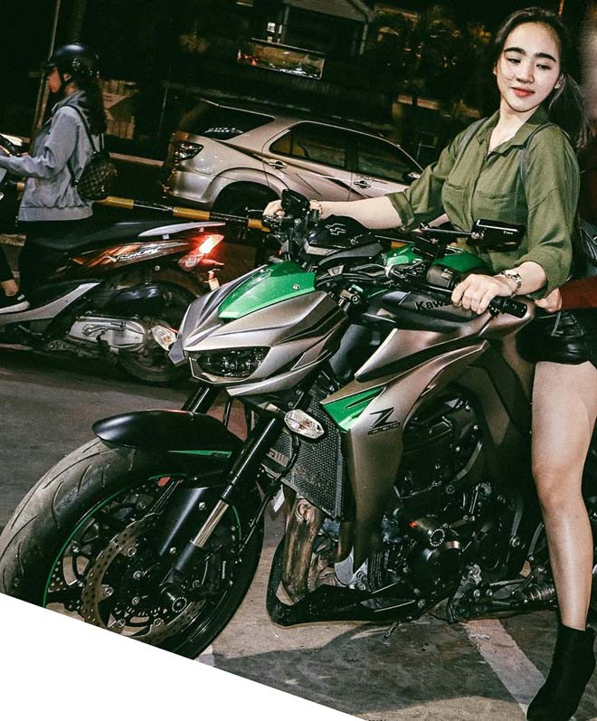  Hot girl Cần Thơ - Nguyễn Kim Nguyên được nhiều người biết đến sau khi hình ảnh chạy xe mô tô phân khối lớn của cô lan truyền chóng mặt trên mạng xã hội. Sở hữu vẻ ngoài xinh đẹp, dáng vóc chuẩn như người mẫu, Kim Nguyên được mọi người đặt cho biệt danh "siêu vòng 3".