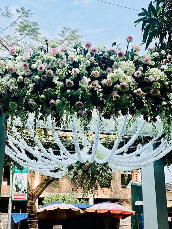 Cổng hoa được kết từ hoa tươi nhập khẩu