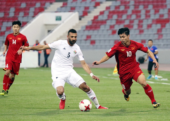 Công Phượng (phải) và đồng đội đã có một trận cầu chất lượng trước đối thủ mạnh và được chơi trên sân nhà. Ảnh: VFF.