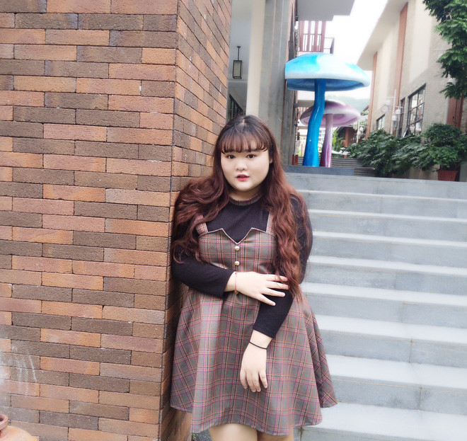 Dù sở hữu thân hình quá khổ, Chiêu Quân vẫn luôn tự tin. Phong cách ăn mặc nữ tính và tính cách thân thiện, dễ gần là điểm dễ nhận thấy ở cô gái này. Có lẽ đó cũng là lý do khiến chàng soái ca "say nắng" cô nàng mũm mĩm.