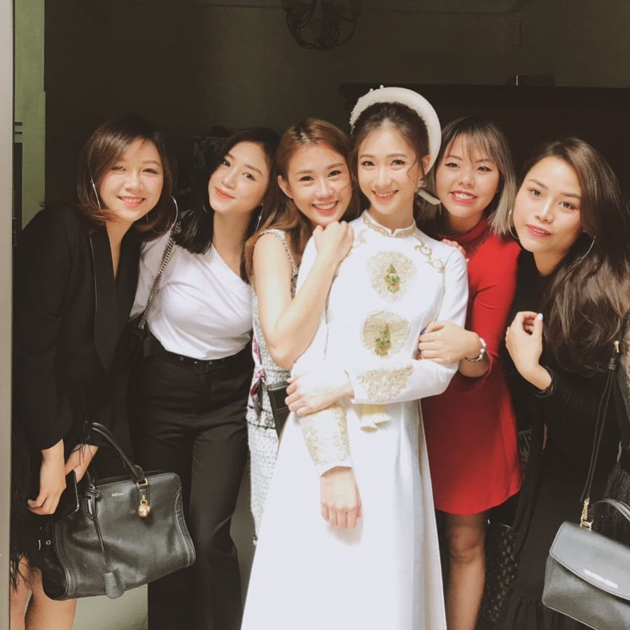 Ngọc Thảo thân thiết bên cô dâu Trâm Anh.