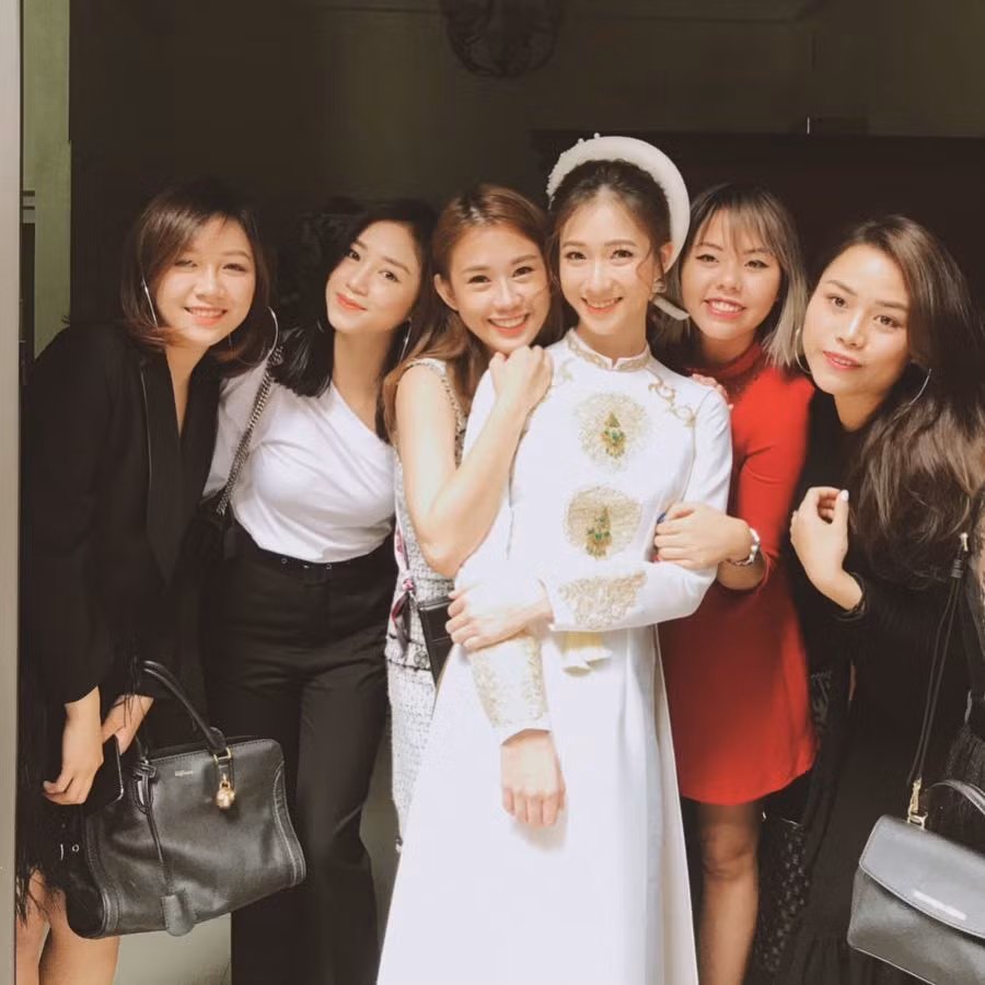 Ngọc Thảo thân thiết bên cô dâu Trâm Anh.