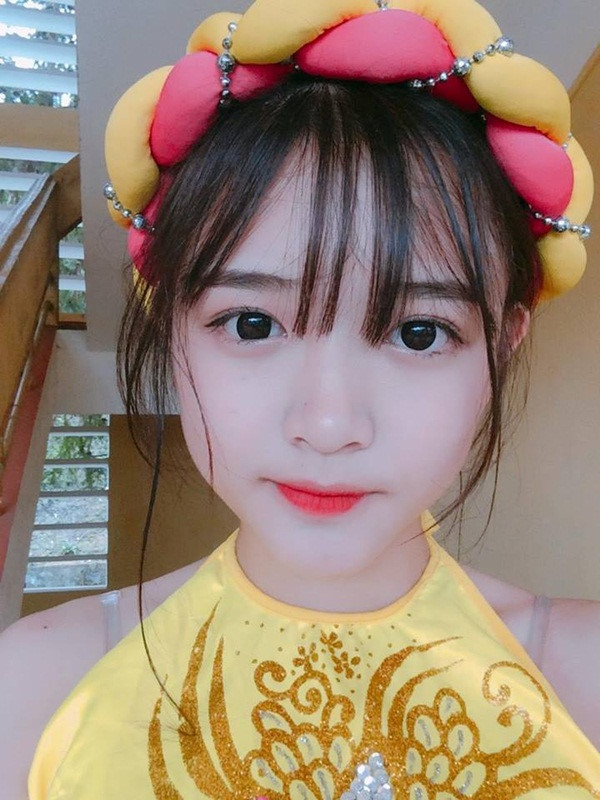 Linh là học sinh lớp 11A1, sở hữu vẻ ngoài xinh xắn và có khá nhiều tài lẻ. Ngoài thời gian trên lớp, Linh là cây văn nghệ của trường, với giọng hát ngọt ngào, phong cách tự tin. 10X còn thích chơi bóng rổ, thường xuyên diện đồ cá tính.