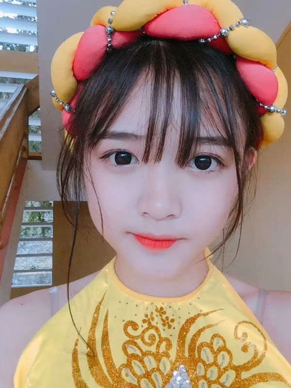 Linh là học sinh lớp 11A1, sở hữu vẻ ngoài xinh xắn và có khá nhiều tài lẻ. Ngoài thời gian trên lớp, Linh là cây văn nghệ của trường, với giọng hát ngọt ngào, phong cách tự tin. 10X còn thích chơi bóng rổ, thường xuyên diện đồ cá tính.