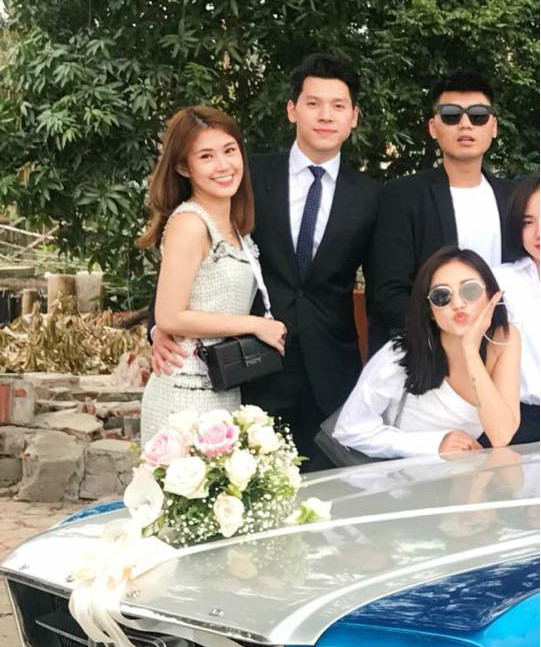 Dù Ngọc Thảo chưa lên tiếng xác nhận mối quan hệ với C.N., fan cũng ngầm hiểu họ là một đôi khi hình xăm trên tay giống hệt, chia sẻ ảnh chụp chung lên trang cá nhân và mới đây là ôm eo tình tứ trong lễ ăn hỏi JustaTee.