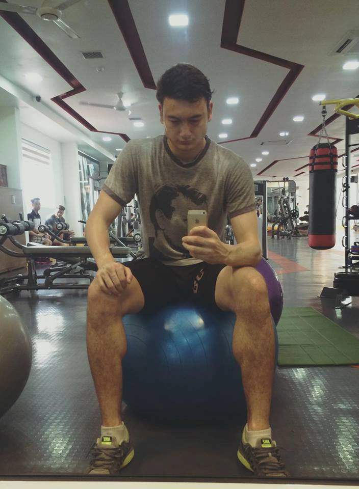 Ngoài chơi thể thao, chàng trai mang 2 dòng máu còn có có sở thích tập gym. Anh thường xuyên chia sẻ khoảng khắc đời thường nhí nhảnh trên trang cá nhân.