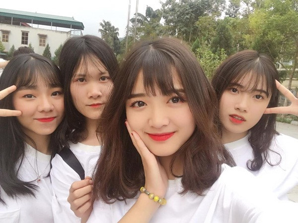 Cô gái nổi bật nhất trong dàn thiếu nữ không ai khác là Khánh Linh - chủ nhân các bức ảnh.