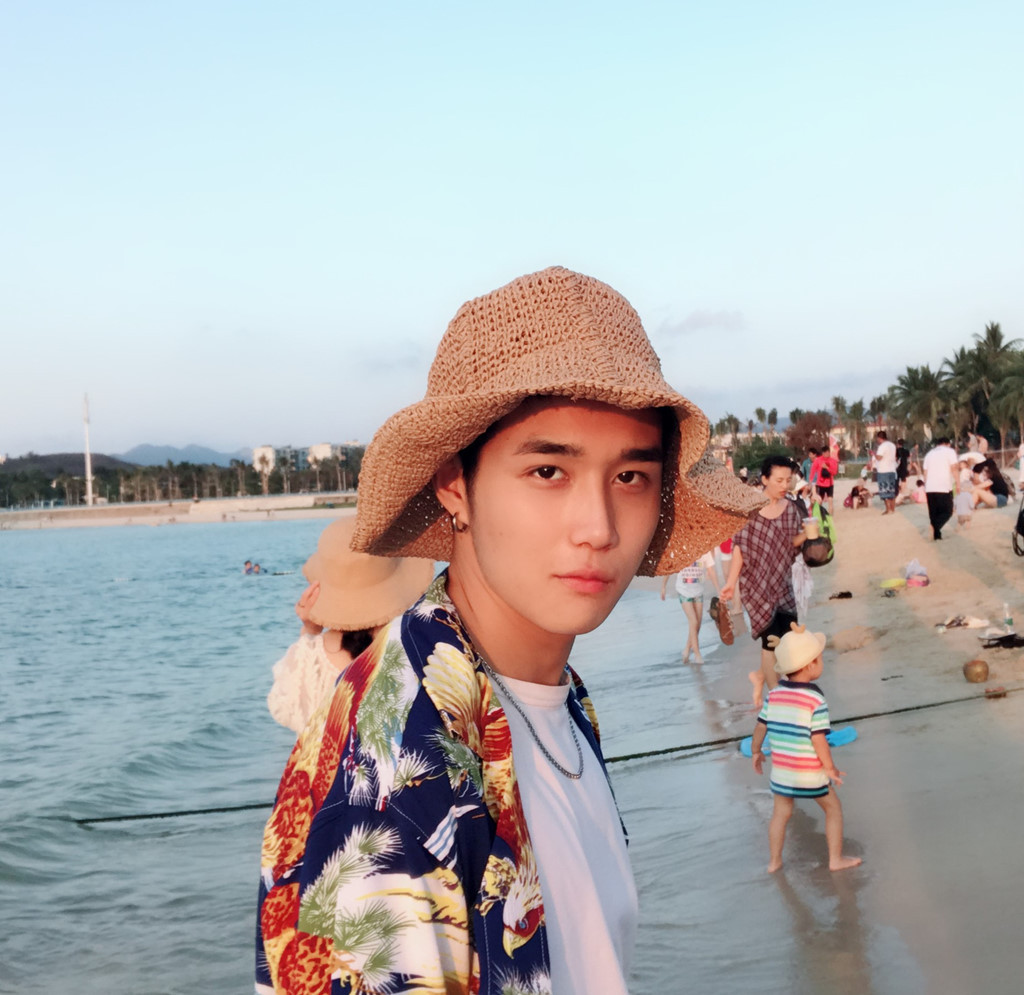 Trong khi đó, bạn trai cô - Lưu Thiêm Dực - lại có thân hình cân đối, khuôn mặt ưa nhìn đúng chuẩn hot boy. Anh chàng được coi là hình mẫu bạn trai hoàn hảo trong mắt nhiều cô gái.