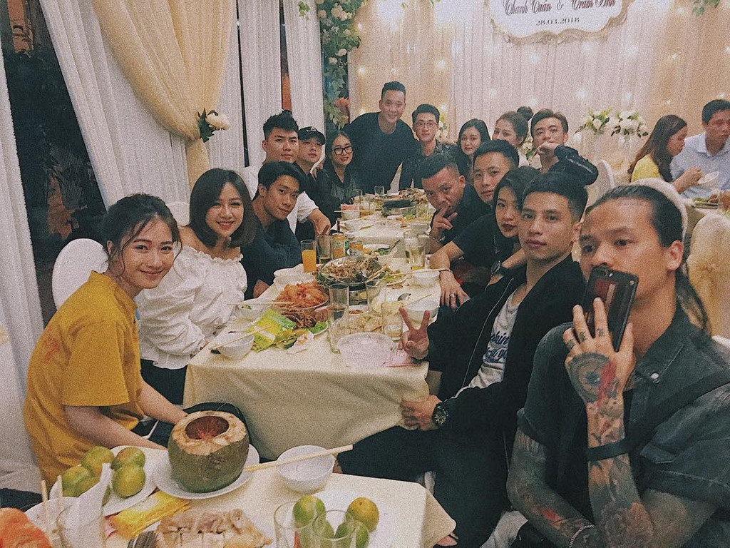 Trong khi cô dâu Trâm Anh vẫn im hơi lặng tiếng, JustaTee không quên "khoe" một số khoảnh khắc trên trang cá nhân. Anh chia sẻ "đã thực hiện được ước mơ từ nhỏ - lái mustang đón dâu về làng". Nam ca sĩ cũng gửi lời cảm ơn mọi người đã tới chung vui.