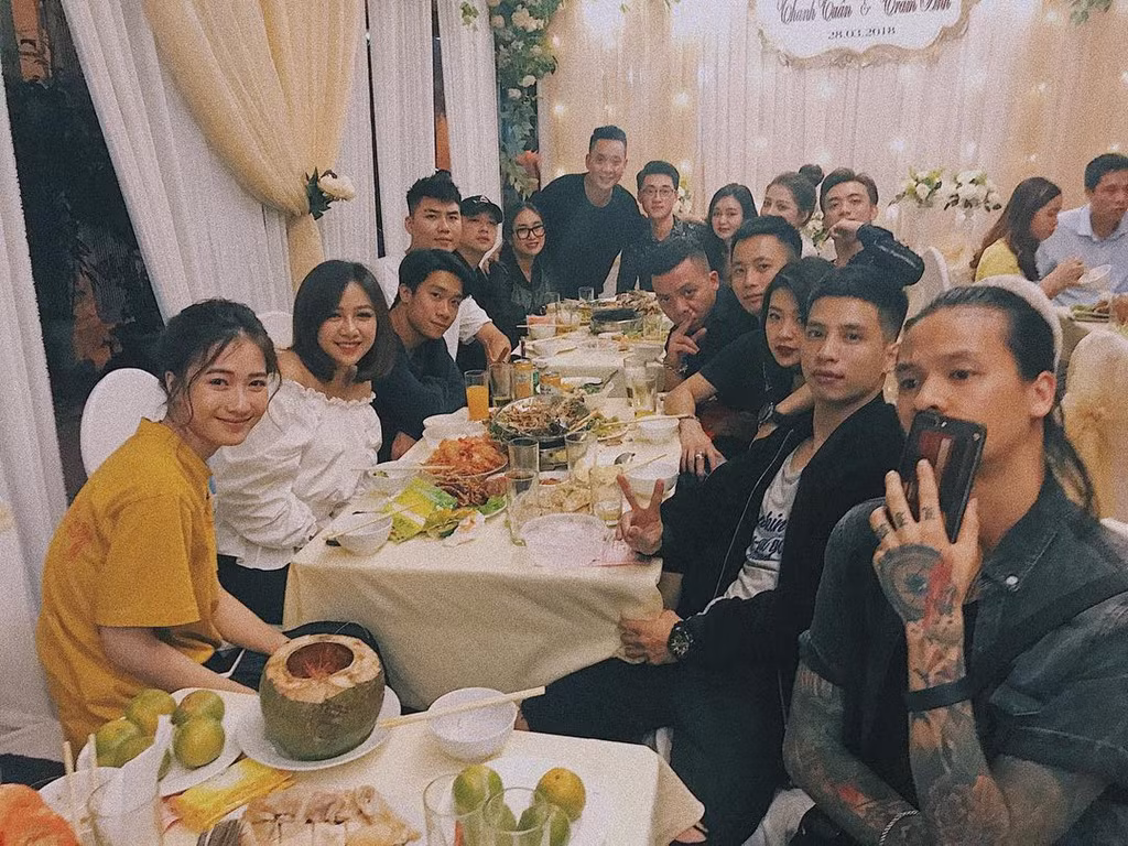 Trong khi cô dâu Trâm Anh vẫn im hơi lặng tiếng, JustaTee không quên "khoe" một số khoảnh khắc trên trang cá nhân. Anh chia sẻ "đã thực hiện được ước mơ từ nhỏ - lái mustang đón dâu về làng". Nam ca sĩ cũng gửi lời cảm ơn mọi người đã tới chung vui.