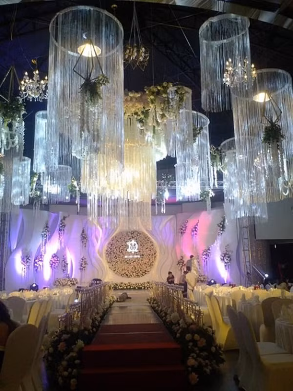 Sân khấu cưới của bữa tiệc.