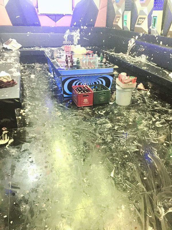 Trên một trang mạng xã hội, câu chuyện về quán karaoke bị khách hàng bôi bánh kem khắp trên bàn ghế, màn hình tivi khiến nhiều người kinh hoàng. Người chia sẻ hình ảnh bày tỏ sự băn khoăn: 'Cậu em mở quán karaoke, sau một hôm sinh nhật của khách'.