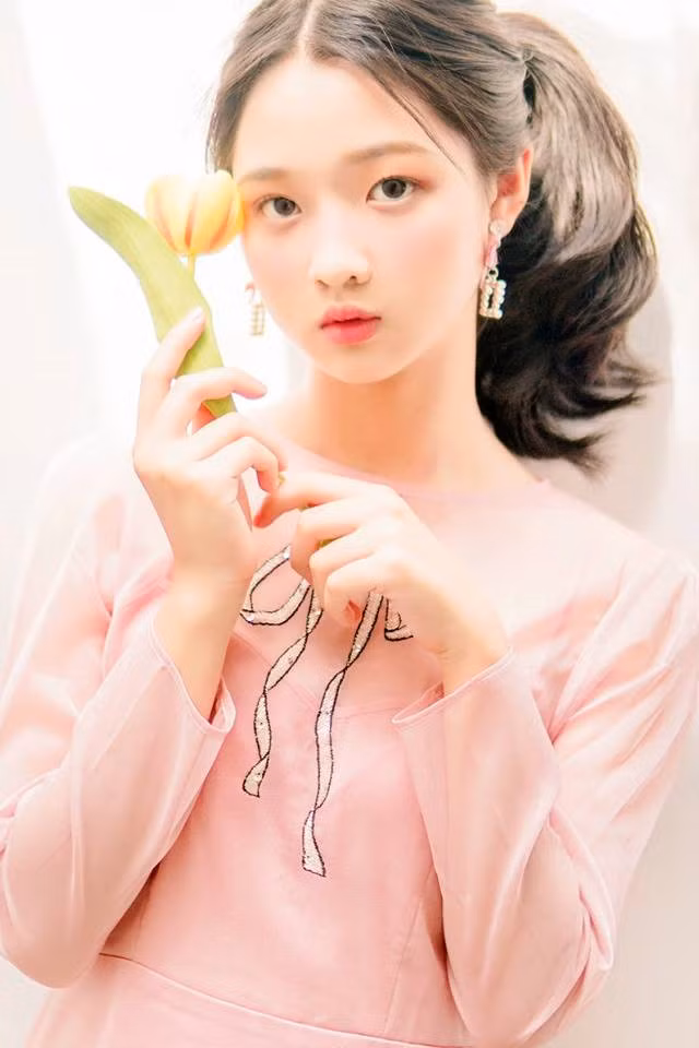 "Bé Thanh Mỹ đây sao? Em lớn nhanh quá, nay đã trở thành thiếu nữ xinh đẹp chứ không phải là cô bé đóng phim ma năm nào", một khán giả bình luận dưới bức hình của cô.