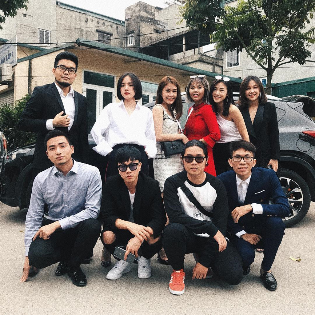 Salim, giọng ca Mặt trời của anh Phương Ly cũng gây chú ý trong đội hình bạn bè tới dự lễ ăn hỏi sáng nay.