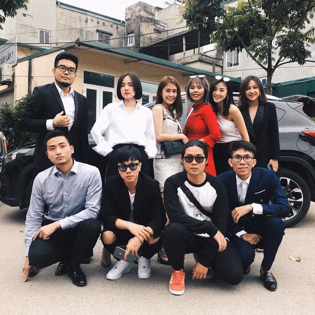 Salim, giọng ca Mặt trời của anh Phương Ly cũng gây chú ý trong đội hình bạn bè tới dự lễ ăn hỏi sáng nay.