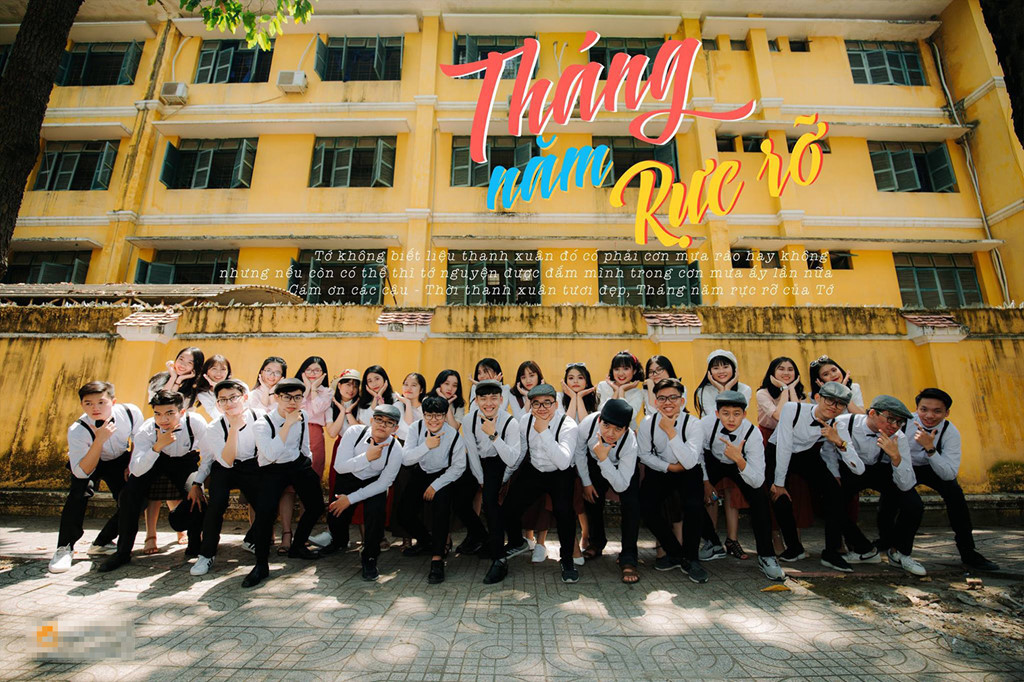 "Ba năm cấp 3 trôi qua nhẹ nhàng và dễ thương, nếu nói về những kỷ niệm đẹp, đối với mình ngày nào đi học, ngày đó là một kỷ niệm'", Khánh Uyên chia sẻ.