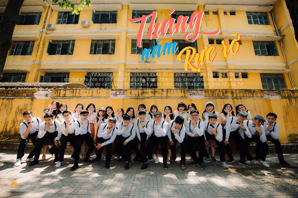 "Ba năm cấp 3 trôi qua nhẹ nhàng và dễ thương, nếu nói về những kỷ niệm đẹp, đối với mình ngày nào đi học, ngày đó là một kỷ niệm'", Khánh Uyên chia sẻ.