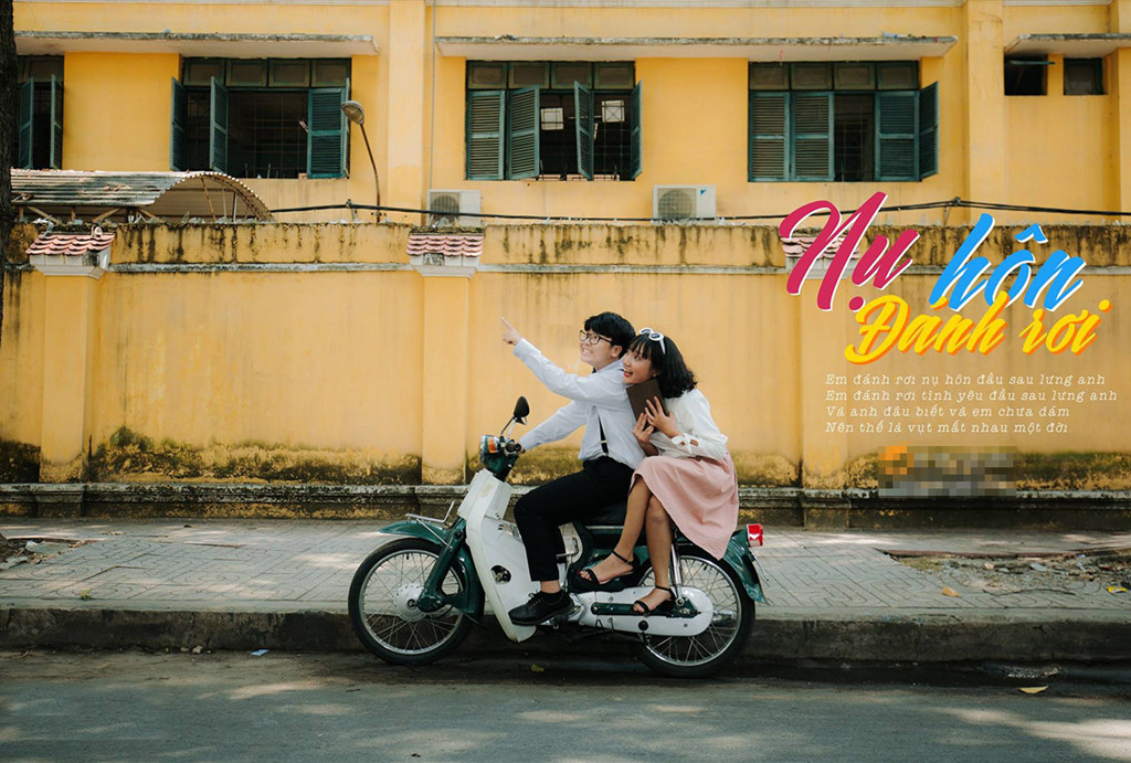 Với chủ đề Tháng năm rực rỡ, bộ ảnh không thiếu những khoảnh khắc tái hiện tình yêu học trò trong sáng và ngây thơ.