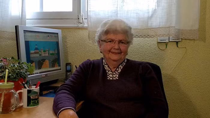 Không giống những người già khác muốn tận hưởng cuộc sống bình yên bên con cháu, vườn cây hay chăn nuôi, bà Concha Garcia Zaera (87 tuổi, sống tại Tây Ban Nha) lại có sở thích vẽ tranh trên máy tính bằng công cụ Paint của Window.