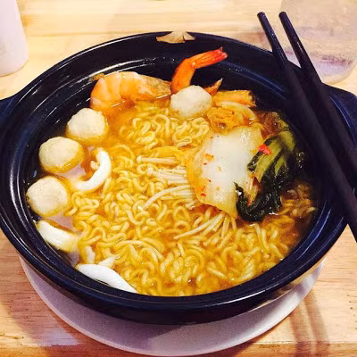 Mỳ cay với đủ cấp độ, thông thường cấp độ 7 là cực đại cay và ít ai có thể đạt tới mức độ này. Vì sự kích thích và thử thách ở độ cay này mà sức hút của món mỳ vẫn chưa hề suy giảm.