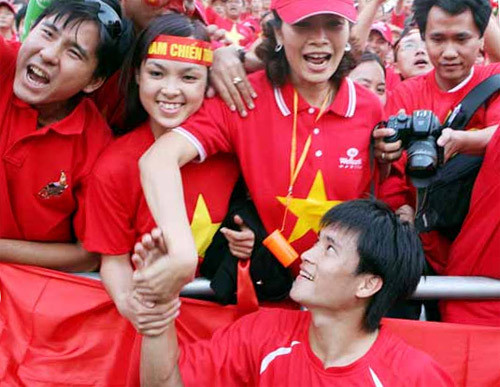 Nhưng khi đã công khai quan hệ yêu đương với Thủy Tiên, Lê Công Vinh lại phủ nhận mối quan hệ với Thùy Dung. Khi được hỏi, Công Vinh nói: “Thùy Dung nào nhỉ? Tôi có biết cô Thùy Dung là cô nào đâu nhỉ?”.