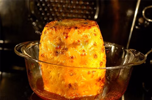 Bài thuốc 1: Lấy một quả dứa, khoét 1 lỗ và cho vào đó 0,3g phèn chua. Ninh quả dứa trong 3 giờ, sau đó ăn cả cái và nước. Dùng liên tục mỗi ngày một quả trong vòng 7 ngày liền giúp trị sỏi thận rất tốt