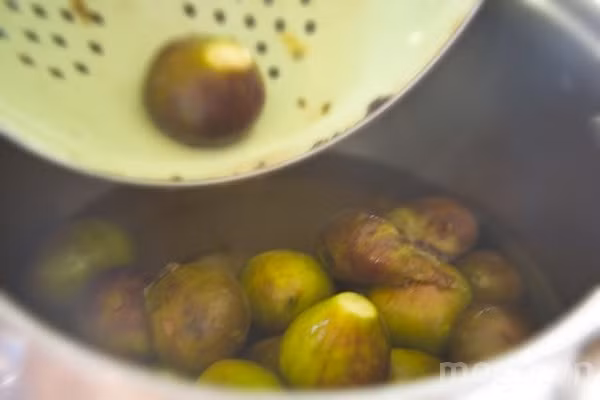 Để chữa bệnh bạn lấy quả sung khô sao vàng hạ thổ sắc lấy nước uống nhiều lần trong ngày. Uống liên tục nước quả sung trong 1 tháng sẽ cho hiệu quả tốt. Nguồn ảnh: Mogo, kênh sức khỏe.