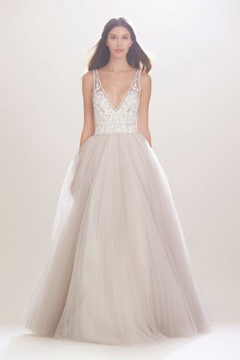 Những chiếc váy cưới này gợi cảm với cổ khoét sâu tôn lên vòng ngực quyến rũ là lựa chọn tuyệt vời để lưu lại những khoảnh khắc đẹp nhất của cuộc đời người thiếu nữ.