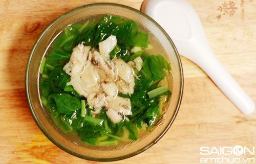 Rau cải nấu cá rô đồng Món ăn dân dã không gây ngán lại dễ làm, sẽ mang đến cho gia đình bạn bữa cơm ngon miệng và giúp tăng cường canxi.