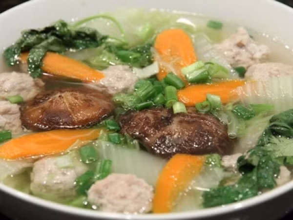 Canh cải thảo nấu thịt viên.