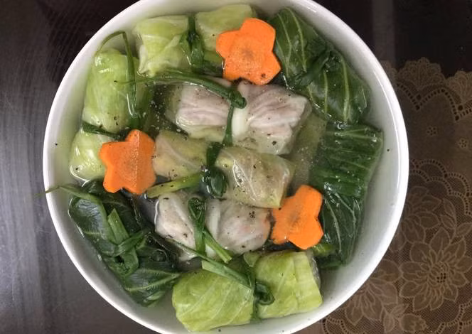 Canh bắp cải cuộn thịt.