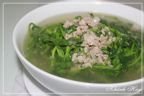 Canh cải xoong nấu sườn.