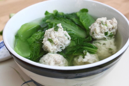 Khi bị cảm cúm ăn món canh này sẽ giúp bạn lấy lại năng lượng nhanh chóng vì cải bẹ xanh có tính đắng thêm gừng có vị ấm sẽ giúp giải cảm.