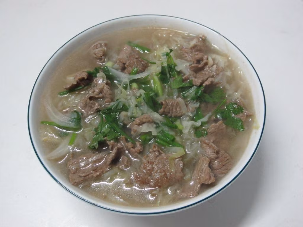 Bát canh kết hợp giữa vị ngọt của bắp cải và thơm của thịt bò, nấu vừa nhanh gọn lại đủ chất.