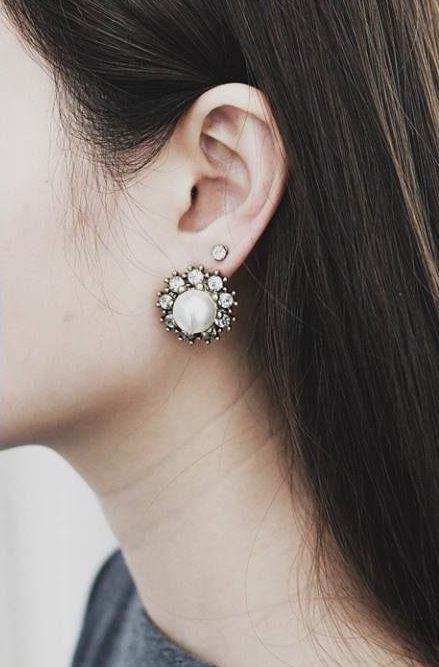 Bấm lỗ tai đúp đeo hai khuyên tai.