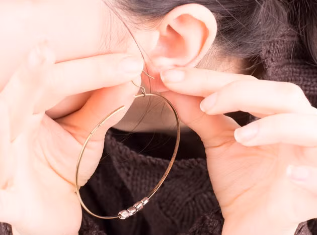 Bấm lỗ đeo khuyên tai đơn truyền thống.