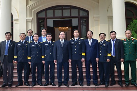 Bí thư Thành ủy Hà Nội Hoàng Trung Hải cùng đoàn đại biểu Quân chủng Hải quân nhân dân Việt Nam và Lữ đoàn Tàu ngầm 189