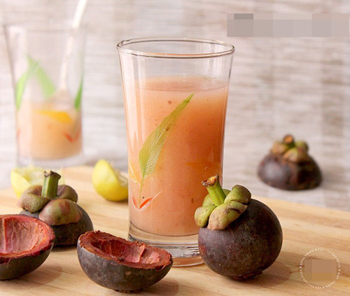 Uống nước vỏ măng cụt còn giúp bạn cân bằng cho dạ dày, giúp giảm ợ hơi, đau quặn bụng... Vì trong nước vỏ trái cây này có kháng thể Xathones có thể tiêu diệt sự sinh sôi quá mức của vi khuẩn trong dạ dày, giúp cải thiện và tái lập sự cân bằng trong dạ dày.