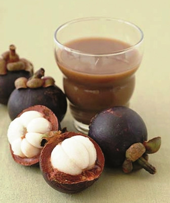 Nước vỏ măng cụt giúp khử mùi hôi miệng hiệu quả, vì nó có thể diệt một số vi khuẩn có hại gây ra mùi hôi trong miệng.