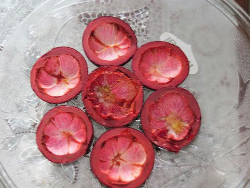 Khử mùi hôi miệng bằng vỏ măng cụt: Với bài thuốc này, bạn hãy lấy phần thịt vỏ của một quả măng cụt xay nhuyễn với mật ong và 200ml nước, sau đó lọc bớt xác và uống. Bạn có thể cho thêm đường để giảm vị đắng chát khi uống.