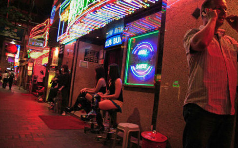 Bi an trong khu pho den do noi tieng o Hong Kong