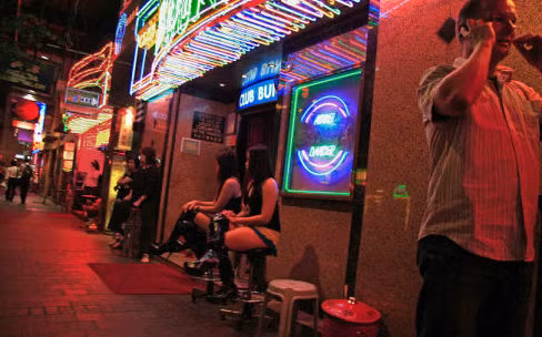 Bi an trong khu pho den do noi tieng o Hong Kong