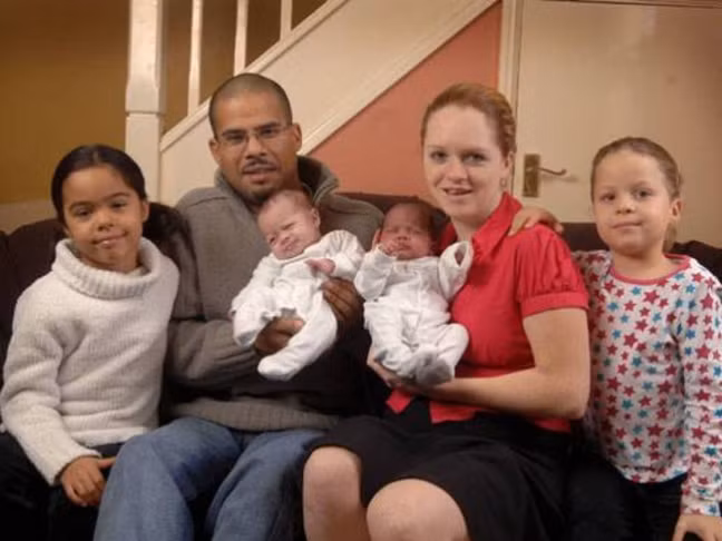 Dieu ky dieu cua vo chong chao don cap song sinh hai mau da-Hinh-4