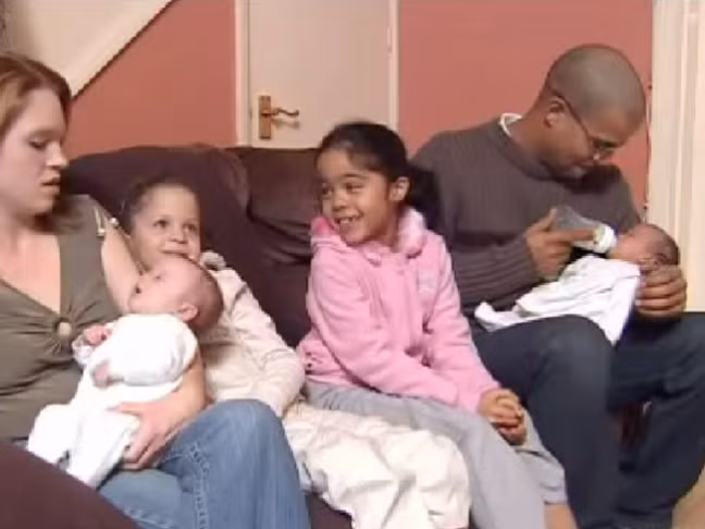 Dieu ky dieu cua vo chong chao don cap song sinh hai mau da-Hinh-3